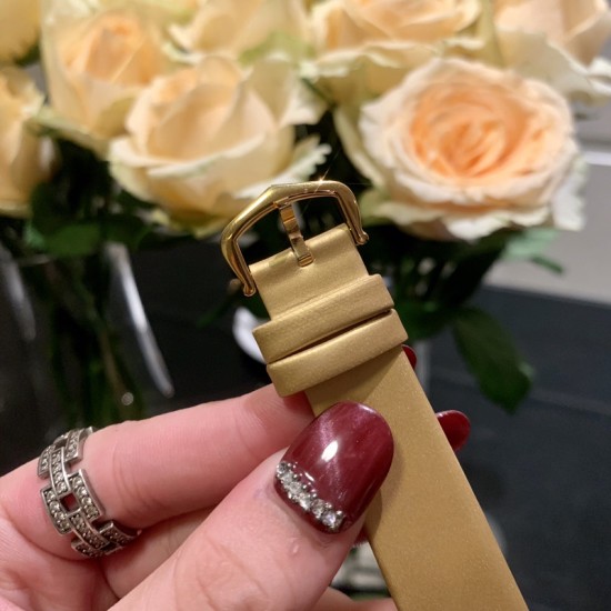 ❤️卡地亚-Cartier 创意珠宝腕表俩只勤劳小蜜蜂飞在花丛中并镶嵌在表壳上,俩只小蜜蜂更是栩栩如生!蜜蜂与花为伴、与花为善,既敬业又务实。完美的比例更彰显出精密工艺。镶嵌366颗钻体现出此腕表的高贵。让你佩戴上手更自信!表径:40mm。承载瑞士Ronda石英机芯。 ❤️卡地亚-Cartier 创意珠宝腕表俩只勤劳小蜜蜂飞在花丛中并镶嵌在表壳上,俩只小蜜蜂更是栩栩如生!蜜蜂与花为伴、与花为善,既敬业又务实。完美的比例更彰显出精密工艺。镶嵌366颗钻体现出此腕表的高贵。让你佩戴上手更自信!表径:40mm。承载瑞士Ronda石英机芯。