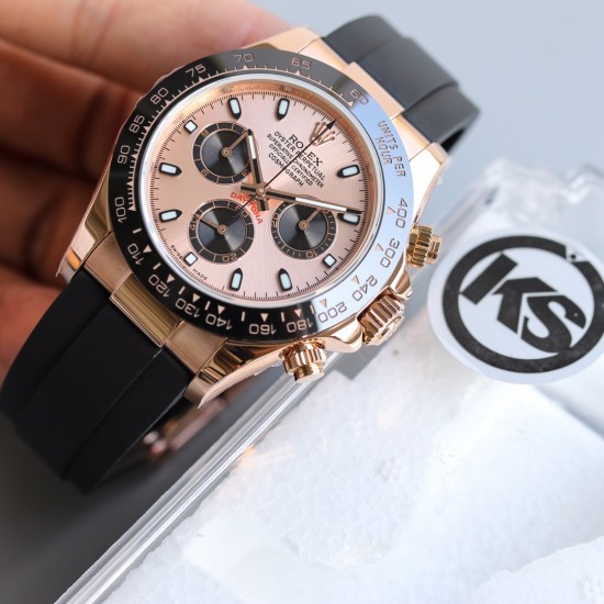 顶级做工KS出品:劳力士 恒动宇宙计时型迪通拿 【尺寸】40MM【表镜】抗刮损蓝水晶玻璃 防反光凸透式放大日历窗【表壳】上链表冠,旋入式三扣锁三重防水系统【机芯】采用7750机芯,高效精准稳定【表带】腕表搭配折叠式表扣,且表扣具有微调装置,可以调到非常的贴合手腕 折叠扣 超强夜光 防水大于100米 顶级做工KS出品:劳力士 恒动宇宙计时型迪通拿 【尺寸】40MM【表镜】抗刮损蓝水晶玻璃 防反光凸透式放大日历窗【表壳】上链表冠,旋入式三扣锁三重防水系统【机芯】采用7750机芯,高效精准稳定【表带】腕表搭配折叠式表扣,且表扣具有微调装置,可以调到非常的贴合手腕 折叠扣 超强夜光 防水大于100米