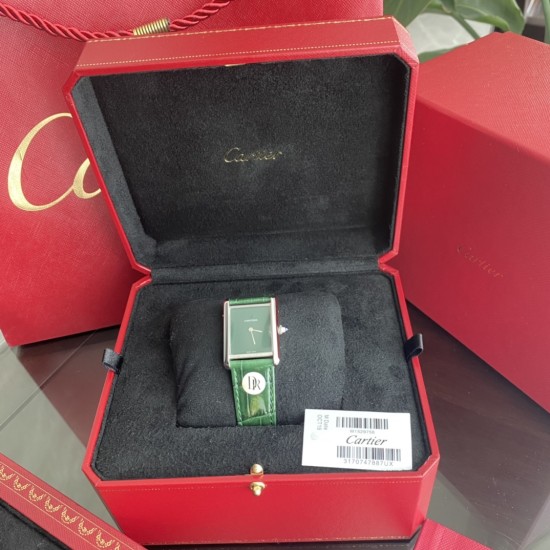 DR厂卡地亚 Cartier | 优雅经典的Tank系列则推出Tank Must腕表,采用纯进口石英机芯,走时精准。搭配彩色进口鳄鱼皮表带。尺寸为33mm*25mm 男女均可轻松驾驭的尺寸。卡地亚坦克 must新系列以致敬20世纪80年代单色风潮,卡地亚Tank 单一彩色表盘,色调及其微妙。这个复古的调调真的是美,要不要三个颜色都来一个,不俗,不艳,优雅的刚刚好! DR厂卡地亚 Cartier | 优雅经典的Tank系列则推出Tank Must腕表,采用纯进口石英机芯,走时精准。搭配彩色进口鳄鱼皮表带。尺寸为33mm*25mm 男女均可轻松驾驭的尺寸。卡地亚坦克 must新系列以致敬20世纪80年代单色风潮,卡地亚Tank 单一彩色表盘,色调及其微妙。这个复古的调调真的是美,要不要三个颜色都来一个,不俗,不艳,优雅的刚刚好!