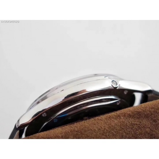 积家月相大师系列,表壳直径39mmX9.9mm与原装同步。六点钟的子盘拥有阳历阴历(月相)双期显示,月相一月转一圈,功能和正品一致。【技术突破】采用9015改积家自产Cal.925/1机芯,功能百分百同步原装自产机芯。走时稳定,素质坚挺。【细节突破】从侧面观察腕表盘面发现有微微的弧度,ZF为了达到这一效果,耗时费力多次调整模具,确保神韵和感觉能与原装相媲美。ZF积家月相大师,满足您对月相的一切美好情怀。商品规格:默认规格 积家月相大师系列,表壳直径39mmX9.9mm与原装同步。六点钟的子盘拥有阳历阴历(月相)双期显示,月相一月转一圈,功能和正品一致。【技术突破】采用9015改积家自产Cal.925/1机芯,功能百分百同步原装自产机芯。走时稳定,素质坚挺。【细节突破】从侧面观察腕表盘面发现有微微的弧度,ZF为了达到这一效果,耗时费力多次调整模具,确保神韵和感觉能与原装相媲美。ZF积家月相大师,满足您对月相的一切美好情怀。商品规格:默认规格