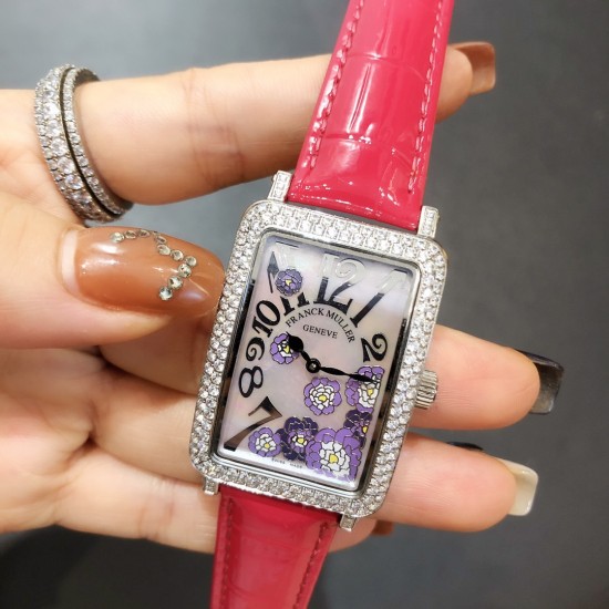法兰克穆勒Franck muller- Long Island长岛系列时尚腕表,众多网红同款,316L精钢材质,搭配亮皮表带 纯手工施华洛世奇镶嵌工艺制作,满天星能折射更多的光线,突显野性和奢华的特征极其搭配,给各种风格的搭配带来新的光彩,精致典雅,奢华绽放。尺寸40mm*33mm*12mm 法兰克穆勒Franck muller- Long Island长岛系列时尚腕表,众多网红同款,316L精钢材质,搭配亮皮表带 纯手工施华洛世奇镶嵌工艺制作,满天星能折射更多的光线,突显野性和奢华的特征极其搭配,给各种风格的搭配带来新的光彩,精致典雅,奢华绽放。尺寸40mm*33mm*12mm