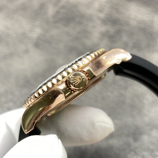 ROLEX 劳力士 YACHT MASTER 游艇名仕型 116655 运动男表 精钢镀厚玫瑰金表壳 陶瓷表圈 可双向转动 旋入式表冠 蓝宝石镜面有日历放大镜6点位镭射皇冠防伪 橡胶表带 表带侧面有OYSTERFLEX字样雕刻 表带背面有导汗槽 Glidelock折叠保险表扣 40mm n厂出品 3235机芯!出货实拍 ROLEX 劳力士 YACHT MASTER 游艇名仕型 116655 运动男表 精钢镀厚玫瑰金表壳 陶瓷表圈 可双向转动 旋入式表冠 蓝宝石镜面有日历放大镜6点位镭射皇冠防伪 橡胶表带 表带侧面有OYSTERFLEX字样雕刻 表带背面有导汗槽 Glidelock折叠保险表扣 40mm n厂出品 3235机芯!出货实拍