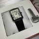 实拍【精品升级版】卡地亚超薄坦克Cartier Tank Solo系列,一款百搭 性价比又高的手表 采用瑞士石英机芯,圆珠形表冠,镶嵌一颗凸圆形合成尖晶石,镀银珠光表盘,罗马数字时标,剑形蓝钢指针,蓝宝石水晶镜面,可搭配进口鳄鱼纹牛皮表带,另有多种颜色荔枝纹原版皮为你打造个性化腕间配饰,直径:小号2431mm,中号2734mm。佩戴舒适柔软服帖,上手显得高贵又典雅,很气质很女人独家货源。「认准细节,欢迎质量对比」 实拍【精品升级版】卡地亚超薄坦克Cartier Tank Solo系列,一款百搭 性价比又高的手表 采用瑞士石英机芯,圆珠形表冠,镶嵌一颗凸圆形合成尖晶石,镀银珠光表盘,罗马数字时标,剑形蓝钢指针,蓝宝石水晶镜面,可搭配进口鳄鱼纹牛皮表带,另有多种颜色荔枝纹原版皮为你打造个性化腕间配饰,直径:小号2431mm,中号2734mm。佩戴舒适柔软服帖,上手显得高贵又典雅,很气质很女人独家货源。「认准细节,欢迎质量对比」