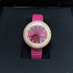 实拍 伯爵-PIAGET 女士腕表 瑞士石英机芯 316L精钢表壳 真牛皮表带 尺寸34*8mm 蓝宝石玻璃镜面 简约的设计,大胆而多彩的配色,以及旋转表圈是伯爵品牌 Possession腕表的特质所在。通过品牌制表师们天马星空的创意,将各个亮色的表带与贵金属、钻石、精钢材质相融,通过圆形盘面的演绎,令全新的 Possession腕表越发闪耀夺目,给人眼前一亮之感。