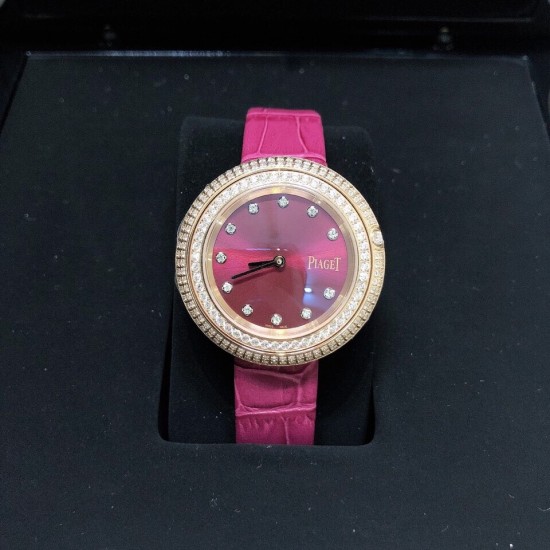 实拍 伯爵-PIAGET 女士腕表 瑞士石英机芯 316L精钢表壳 真牛皮表带 尺寸34*8mm 蓝宝石玻璃镜面 简约的设计,大胆而多彩的配色,以及旋转表圈是伯爵品牌 Possession腕表的特质所在。通过品牌制表师们天马星空的创意,将各个亮色的表带与贵金属、钻石、精钢材质相融,通过圆形盘面的演绎,令全新的 Possession腕表越发闪耀夺目,给人眼前一亮之感。 实拍 伯爵-PIAGET 女士腕表 瑞士石英机芯 316L精钢表壳 真牛皮表带 尺寸34*8mm 蓝宝石玻璃镜面 简约的设计,大胆而多彩的配色,以及旋转表圈是伯爵品牌 Possession腕表的特质所在。通过品牌制表师们天马星空的创意,将各个亮色的表带与贵金属、钻石、精钢材质相融,通过圆形盘面的演绎,令全新的 Possession腕表越发闪耀夺目,给人眼前一亮之感。