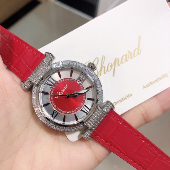 实拍 萧邦 CHOPARD IMPERIALE 系列腕表。独特风格带您走进一个新阶段并且成功塑造了崇尚自我表达和与众不同的生活化概念,316精钢材质,此表款全手工镶嵌施华洛世奇水晶钻,成为了美式奢侈生活风格的代表!进口石英机芯以及精细做工,佩戴贴手舒适,设计风格简约明朗。充满奢华璀璨的气息,光彩夺人、让你瞬间提升华丽的气质 ! 实拍 萧邦 CHOPARD IMPERIALE 系列腕表。独特风格带您走进一个新阶段并且成功塑造了崇尚自我表达和与众不同的生活化概念,316精钢材质,此表款全手工镶嵌施华洛世奇水晶钻,成为了美式奢侈生活风格的代表!进口石英机芯以及精细做工,佩戴贴手舒适,设计风格简约明朗。充满奢华璀璨的气息,光彩夺人、让你瞬间提升华丽的气质 !