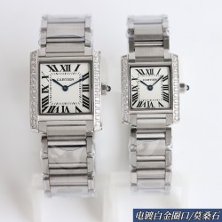 台湾厂出品-卡地亚法国坦克W S T A系列腕表技术特点：1⃣️镜面：蓝宝石鱼眼表镜玻璃，玻璃镀了防指纹十透明膜，让玻璃面更加清晰通透2⃣️表带：316精钢表链、头料散件切割拼接，3⃣️表壳：精钢、ADLC碳镀层4⃣️表冠：精钢表冠、镶嵌蓝色多切面合成尖宝石，宝石会变红5⃣️表盘：3个颜色面版可选6⃣️尺寸：中号30 x25..小号25 x207⃣️机芯：进口朗达751机芯8️⃣镶石：电白金圈口十莫桑石