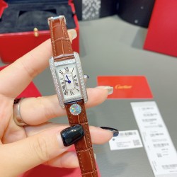 卡地亚-美国坦克-Cartier Tank Amricaine腕表，小号表款，三码合一。采用蓝宝‮水石‬晶镜面，瑞士石英机芯。原版开模，精钢表壳，八角形表冠，镶嵌一颗合成蓝色尖晶石，镀银表盘，剑形蓝钢指针，搭配原装光面折叠表扣，采用进口多色小牛皮。腕‮大表‬器优雅，深‮行受‬家青睐。表壳尺寸：34.80 x 19.00毫米。