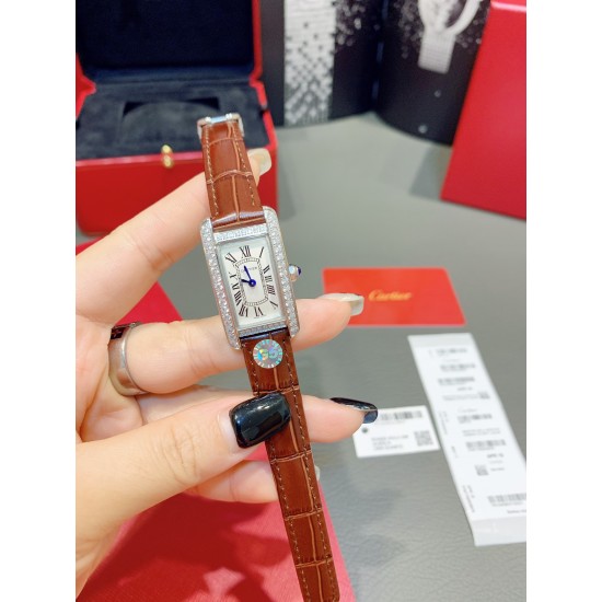 卡地亚-美国坦克-Cartier Tank Amricaine腕表,小号表款,三码合一。采用蓝宝水石晶镜面,瑞士石英机芯。原版开模,精钢表壳,八角形表冠,镶嵌一颗合成蓝色尖晶石,镀银表盘,剑形蓝钢指针,搭配原装光面折叠表扣,采用进口多色小牛皮。腕大表器优雅,深行受家青睐。表壳尺寸:34.80 x 19.00毫米。 卡地亚-美国坦克-Cartier Tank Amricaine腕表,小号表款,三码合一。采用蓝宝水石晶镜面,瑞士石英机芯。原版开模,精钢表壳,八角形表冠,镶嵌一颗合成蓝色尖晶石,镀银表盘,剑形蓝钢指针,搭配原装光面折叠表扣,采用进口多色小牛皮。腕大表器优雅,深行受家青睐。表壳尺寸:34.80 x 19.00毫米。