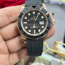 ROLEX 劳力士 YACHT MASTER 游艇名仕型 116655 运动男表 精钢镀厚玫瑰金表壳 陶瓷表圈 可双向转动 旋入式表冠 蓝宝石镜面有日历放大镜6点位镭射皇冠防伪 橡胶表带 表带侧面有OYSTERFLEX字样雕刻 表带背面有导汗槽 Glidelock折叠保险表扣！