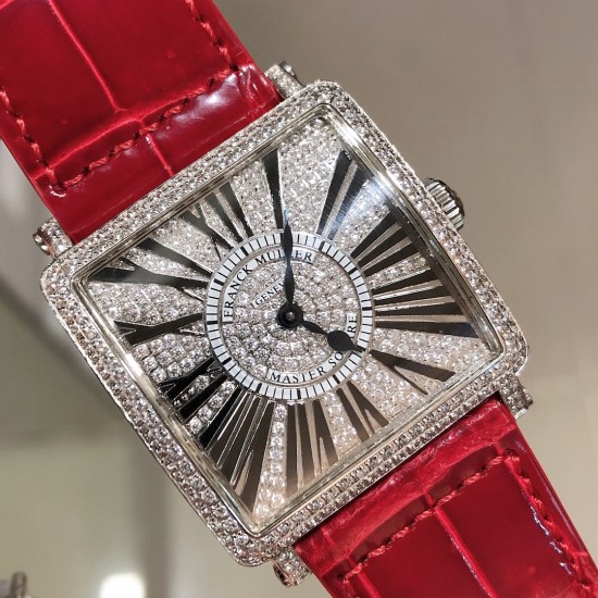 实拍 Z6新品 法兰克穆勒Master Square™ 系列女士腕表(尺寸32.732.7mm)瑞士原装朗达石英机芯,CNC数控精雕成型,鳄鱼纹表带舒适贴手 几何形状的纯粹与线条的对称赋予该系列完美的平衡设计。优雅而精致的轮廓,以其时尚和个性绽放于女士们的手腕之上。 官方 实拍 Z6新品 法兰克穆勒Master Square™ 系列女士腕表(尺寸32.732.7mm)瑞士原装朗达石英机芯,CNC数控精雕成型,鳄鱼纹表带舒适贴手 几何形状的纯粹与线条的对称赋予该系列完美的平衡设计。优雅而精致的轮廓,以其时尚和个性绽放于女士们的手腕之上。 官方