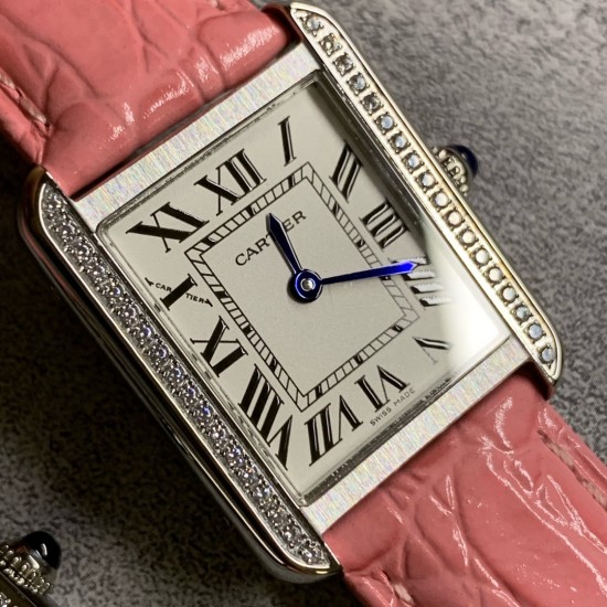 实拍【精品升级版】卡地亚超薄坦克Cartier Tank Solo系列,一款百搭 性价比又高的手表 采用瑞士石英机芯,圆珠形表冠,镶嵌一颗凸圆形合成尖晶石,镀银珠光表盘,罗马数字时标,剑形蓝钢指针,蓝宝石水晶镜面,可搭配进口鳄鱼纹牛皮表带,另有多种颜色荔枝纹原版皮为你打造个性化腕间配饰,直径:小号2431mm,中号2734mm。佩戴舒适柔软服帖,上手显得高贵又典雅,很气质很女人独家货源。「认准细节,欢迎质量对比」 实拍【精品升级版】卡地亚超薄坦克Cartier Tank Solo系列,一款百搭 性价比又高的手表 采用瑞士石英机芯,圆珠形表冠,镶嵌一颗凸圆形合成尖晶石,镀银珠光表盘,罗马数字时标,剑形蓝钢指针,蓝宝石水晶镜面,可搭配进口鳄鱼纹牛皮表带,另有多种颜色荔枝纹原版皮为你打造个性化腕间配饰,直径:小号2431mm,中号2734mm。佩戴舒适柔软服帖,上手显得高贵又典雅,很气质很女人独家货源。「认准细节,欢迎质量对比」