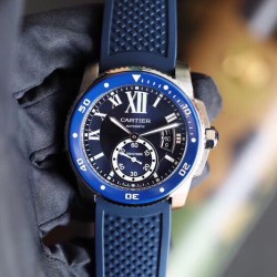 Cartier 卡地亚 卡利博CALIBRE  DE  CARTIER系列，316精钢表壳，陶瓷夜光圈口，尺寸42mm，搭载全自动机械机芯，进口天然橡胶表带，Super  LumiNova夜光涂层三角时标，时尚与运动结合的潜水表硬朗而霸气，彰显气质。