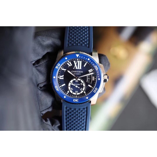 Cartier 卡地亚 卡利博CALIBRE DE CARTIER系列,316精钢表壳,陶瓷夜光圈口,尺寸42mm,搭载全自动机械机芯,进口天然橡胶表带,Super LumiNova夜光涂层三角时标,时尚与运动结合的潜水表硬朗而霸气,彰显气质。 Cartier 卡地亚 卡利博CALIBRE DE CARTIER系列,316精钢表壳,陶瓷夜光圈口,尺寸42mm,搭载全自动机械机芯,进口天然橡胶表带,Super LumiNova夜光涂层三角时标,时尚与运动结合的潜水表硬朗而霸气,彰显气质。
