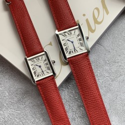 实拍【精品升级版】卡地亚超薄坦克Cartier Tank Solo系列，一款百搭性价比又高的手表 进口瑞士石英机芯，圆珠形表冠，镶嵌一颗凸圆形合成尖晶石，镀银珠光表盘，罗马数字时标，剑形蓝钢指针，蓝宝石水晶镜面，搭配进口牛皮表带，多颜色可搭配。直径：小号2431mm,中号2734mm。佩戴舒适柔软服帖，上手显得高贵又典雅，很气质很女人独家货源。
