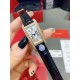 卡地亚-美国坦克-Cartier Tank Amricaine腕表,小号表款,三码合一。采用蓝宝水石晶镜面,瑞士石英机芯。原版开模,精钢表壳,八角形表冠,镶嵌一颗合成蓝色尖晶石,镀银表盘,剑形蓝钢指针,搭配原装光面折叠表扣,采用进口多色小牛皮。腕大表器优雅,深行受家青睐。表壳尺寸:34.80 x 19.00毫米。 卡地亚-美国坦克-Cartier Tank Amricaine腕表,小号表款,三码合一。采用蓝宝水石晶镜面,瑞士石英机芯。原版开模,精钢表壳,八角形表冠,镶嵌一颗合成蓝色尖晶石,镀银表盘,剑形蓝钢指针,搭配原装光面折叠表扣,采用进口多色小牛皮。腕大表器优雅,深行受家青睐。表壳尺寸:34.80 x 19.00毫米。