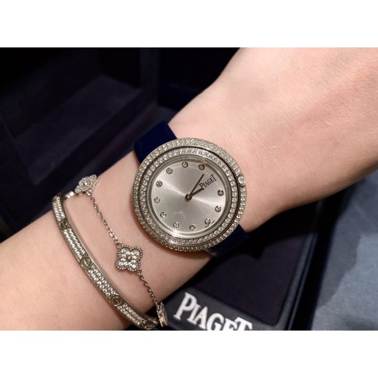 实拍 伯爵-PIAGET 女士腕表 瑞士石英机芯 316L精钢表壳 真牛皮表带 尺寸34*8mm 蓝宝石玻璃镜面 简约的设计,大胆而多彩的配色,以及旋转表圈是伯爵品牌 Possession腕表的特质所在。通过品牌制表师们天马星空的创意,将各个亮色的表带与贵金属、钻石、精钢材质相融,通过圆形盘面的演绎,令全新的 Possession腕表越发闪耀夺目,给人眼前一亮之感。 实拍 伯爵-PIAGET 女士腕表 瑞士石英机芯 316L精钢表壳 真牛皮表带 尺寸34*8mm 蓝宝石玻璃镜面 简约的设计,大胆而多彩的配色,以及旋转表圈是伯爵品牌 Possession腕表的特质所在。通过品牌制表师们天马星空的创意,将各个亮色的表带与贵金属、钻石、精钢材质相融,通过圆形盘面的演绎,令全新的 Possession腕表越发闪耀夺目,给人眼前一亮之感。