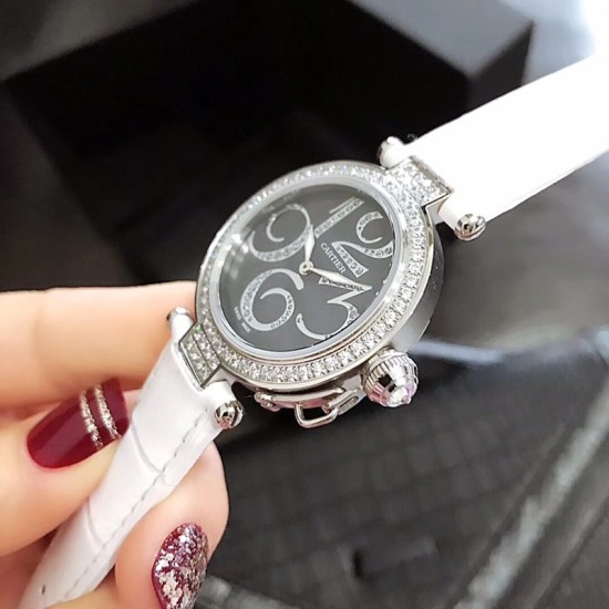 CARTIER-- 卡地亚最新款水壶爆款系列!✨独特镶钻贝母清晰阿拉伯数字,水壶把头锁精巧别致,镶嵌施华洛世奇水钻表壳,镜面持久耐磨,瑞士石英机芯,走时精准,尺寸32MM,唯心所爱非你莫属!映射着夏日给予你的精彩时光 CARTIER-- 卡地亚最新款水壶爆款系列!✨独特镶钻贝母清晰阿拉伯数字,水壶把头锁精巧别致,镶嵌施华洛世奇水钻表壳,镜面持久耐磨,瑞士石英机芯,走时精准,尺寸32MM,唯心所爱非你莫属!映射着夏日给予你的精彩时光