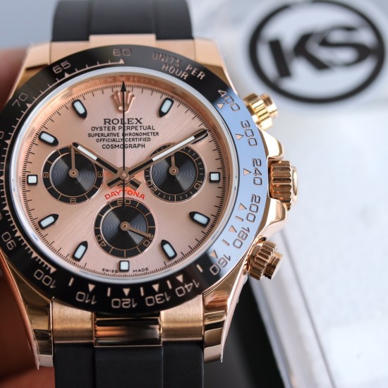 顶级做工KS出品:劳力士 恒动宇宙计时型迪通拿 【尺寸】40MM【表镜】抗刮损蓝水晶玻璃 防反光凸透式放大日历窗【表壳】上链表冠,旋入式三扣锁三重防水系统【机芯】采用7750机芯,高效精准稳定【表带】腕表搭配折叠式表扣,且表扣具有微调装置,可以调到非常的贴合手腕 折叠扣 超强夜光 防水大于100米 顶级做工KS出品:劳力士 恒动宇宙计时型迪通拿 【尺寸】40MM【表镜】抗刮损蓝水晶玻璃 防反光凸透式放大日历窗【表壳】上链表冠,旋入式三扣锁三重防水系统【机芯】采用7750机芯,高效精准稳定【表带】腕表搭配折叠式表扣,且表扣具有微调装置,可以调到非常的贴合手腕 折叠扣 超强夜光 防水大于100米