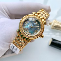 萧邦 Chopard Happy Diamonds 走珠系列腕表。巧妙运用其经典元素，发挥传奇般的大胆创意，展现浓厚的现代气息。天然珍珠贝母表盘搭配罗马、条钉刻度，采用双层玻璃镜面使钻石在表盘悬空游走，进口石英机芯，气质优雅之选，让你举手投足间优雅从容。尺寸32mm*35mm*10mm️