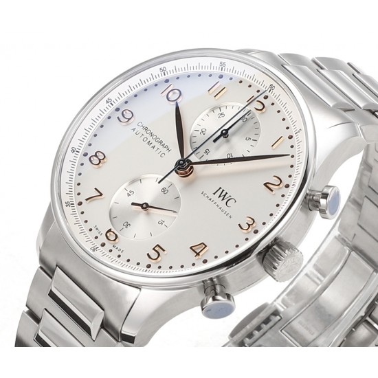 V6S新品,IWC万国表为其经典全新葡萄牙系列计时腕表推出首款精钢表链款式。IWC万国表首次为这款经典时计系列腕表配备精钢表链,令IWC万国表葡萄牙系列计时腕表更添几分灵活随性。表链经过抛光与拉丝工艺修饰,精密入微,优美雅致;蝴蝶式折叠表扣赋予其符合人体工学的贴心设计,细腻贴合手腕,佩戴无比舒适。配备精钢表链的全新表款采用精钢表壳,腕表内部搭载IWC万国表自制69355型计时机芯,坚固而精准,采用经典导柱轮设计,透过蓝宝石玻璃表背可纵览机芯风采。高效双向棘爪上链系统提供46小时动力储备。 V6S新品,IWC万国表为其经典全新葡萄牙系列计时腕表推出首款精钢表链款式。IWC万国表首次为这款经典时计系列腕表配备精钢表链,令IWC万国表葡萄牙系列计时腕表更添几分灵活随性。表链经过抛光与拉丝工艺修饰,精密入微,优美雅致;蝴蝶式折叠表扣赋予其符合人体工学的贴心设计,细腻贴合手腕,佩戴无比舒适。配备精钢表链的全新表款采用精钢表壳,腕表内部搭载IWC万国表自制69355型计时机芯,坚固而精准,采用经典导柱轮设计,透过蓝宝石玻璃表背可纵览机芯风采。高效双向棘爪上链系统提供46小时动力储备。