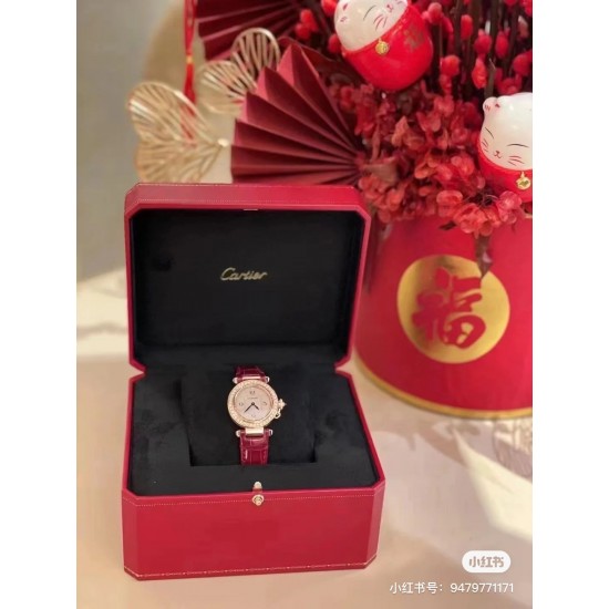2022情人节首推[玫瑰]卡地亚新款Pasha 帕莎系列 全新直径30mm ，设计别具一格 “不以规矩，也能各现方圆” 圆中见方，方形分钟轨搭配圆润表盘对立元素巧妙演绎和谐美感，全新镶嵌表冠，短链固定旋入式表冠盖，隐藏一颗蓝色尖晶石，尽显匠心格调。35毫米表款（女款中号）30毫米表款（超Q女款小号）进口瑞士石英机芯，316L精钢表壳，意大利小牛皮表带，淬火钢蓝指针，蓝宝石水晶镜面。