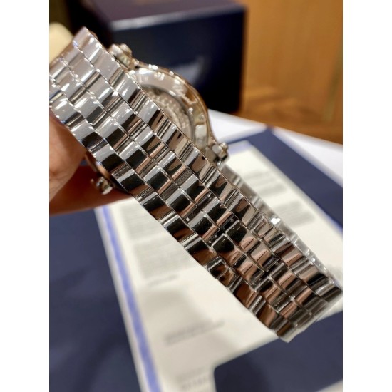 《YF出品》萧邦Happy Diamonds系列在女士腕表当中非常具有标志性,这款腕表拥有36和30毫米的腕表直径,对于大部分女士来说这个尺寸刚刚好。极具标志性的表壳设计搭配银色表盘,盘面上转动的钻石是萧邦Happy Diamonds最大的亮点设计所在。腕表搭载了自动上链机芯,能够为腕表提供42个小时的动力储存。。。YF臻品(2021新鲜上市):萧邦HAPPY DIAMONDS系列274893-5003腕表(精钢-玫瑰金-白色贝壳表盘,7颗彩色活动钻石,2892-2全自动机械,36毫米) 《YF出品》萧邦Happy Diamonds系列在女士腕表当中非常具有标志性,这款腕表拥有36和30毫米的腕表直径,对于大部分女士来说这个尺寸刚刚好。极具标志性的表壳设计搭配银色表盘,盘面上转动的钻石是萧邦Happy Diamonds最大的亮点设计所在。腕表搭载了自动上链机芯,能够为腕表提供42个小时的动力储存。。。YF臻品(2021新鲜上市):萧邦HAPPY DIAMONDS系列274893-5003腕表(精钢-玫瑰金-白色贝壳表盘,7颗彩色活动钻石,2892-2全自动机械,36毫米)