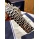《YF出品》萧邦Happy Diamonds系列在女士腕表当中非常具有标志性,这款腕表拥有36和30毫米的腕表直径,对于大部分女士来说这个尺寸刚刚好。极具标志性的表壳设计搭配银色表盘,盘面上转动的钻石是萧邦Happy Diamonds最大的亮点设计所在。腕表搭载了自动上链机芯,能够为腕表提供42个小时的动力储存。。。YF臻品(2021新鲜上市):萧邦HAPPY DIAMONDS系列274893-5003腕表(精钢-玫瑰金-白色贝壳表盘,7颗彩色活动钻石,2892-2全自动机械,36毫米) 《YF出品》萧邦Happy Diamonds系列在女士腕表当中非常具有标志性,这款腕表拥有36和30毫米的腕表直径,对于大部分女士来说这个尺寸刚刚好。极具标志性的表壳设计搭配银色表盘,盘面上转动的钻石是萧邦Happy Diamonds最大的亮点设计所在。腕表搭载了自动上链机芯,能够为腕表提供42个小时的动力储存。。。YF臻品(2021新鲜上市):萧邦HAPPY DIAMONDS系列274893-5003腕表(精钢-玫瑰金-白色贝壳表盘,7颗彩色活动钻石,2892-2全自动机械,36毫米)