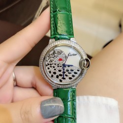 卡地亚 Cartier Ballon Bleu 蓝气球豹子系列腕表。316L精钢材质，瑞士石英机芯，瑰丽的腕表上搭配方形并缀有阳光放射纹的表盘，饰以密镶满钻的猎豹造型，豹脸的上方闪耀着电气石眼睛、黑漆斑纹以及时间显示因应移动上盖而显现或隐藏，如气球般轻盈、如蓝宝石般湛蓝，百搭典雅、奢华极致你值得拥有！！尺寸36mm*12mm。