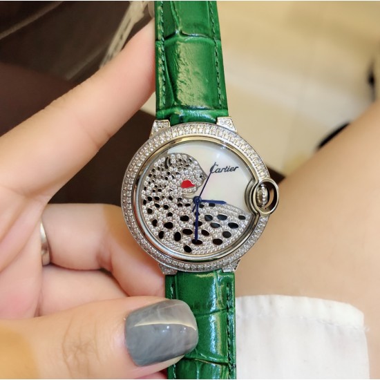 卡地亚 Cartier Ballon Bleu 蓝气球豹子系列腕表。316L精钢材质,瑞士石英机芯,瑰丽的腕表上搭配方形并缀有阳光放射纹的表盘,饰以密镶满钻的猎豹造型,豹脸的上方闪耀着电气石眼睛、黑漆斑纹以及时间显示因应移动上盖而显现或隐藏,如气球般轻盈、如蓝宝石般湛蓝,百搭典雅、奢华极致你值得拥有!!尺寸36mm*12mm。 卡地亚 Cartier Ballon Bleu 蓝气球豹子系列腕表。316L精钢材质,瑞士石英机芯,瑰丽的腕表上搭配方形并缀有阳光放射纹的表盘,饰以密镶满钻的猎豹造型,豹脸的上方闪耀着电气石眼睛、黑漆斑纹以及时间显示因应移动上盖而显现或隐藏,如气球般轻盈、如蓝宝石般湛蓝,百搭典雅、奢华极致你值得拥有!!尺寸36mm*12mm。