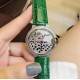 卡地亚 Cartier Ballon Bleu 蓝气球豹子系列腕表。316L精钢材质,瑞士石英机芯,瑰丽的腕表上搭配方形并缀有阳光放射纹的表盘,饰以密镶满钻的猎豹造型,豹脸的上方闪耀着电气石眼睛、黑漆斑纹以及时间显示因应移动上盖而显现或隐藏,如气球般轻盈、如蓝宝石般湛蓝,百搭典雅、奢华极致你值得拥有!!尺寸36mm*12mm。 卡地亚 Cartier Ballon Bleu 蓝气球豹子系列腕表。316L精钢材质,瑞士石英机芯,瑰丽的腕表上搭配方形并缀有阳光放射纹的表盘,饰以密镶满钻的猎豹造型,豹脸的上方闪耀着电气石眼睛、黑漆斑纹以及时间显示因应移动上盖而显现或隐藏,如气球般轻盈、如蓝宝石般湛蓝,百搭典雅、奢华极致你值得拥有!!尺寸36mm*12mm。