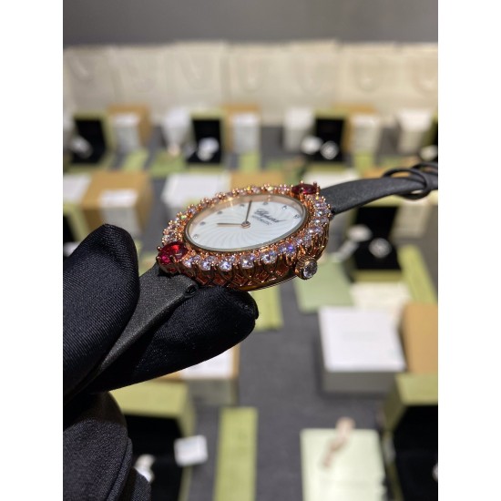 实拍 萧邦-Chopard,女士腕表 当华美珠宝邂逅钟表技艺,Chopard萧邦通过极致工艺将两者合一,奉献出绝世佳作 这件珠宝腕表作品凝聚了来自于Chopard萧邦珠宝工坊的工艺精华,将珠宝化身为腕表,绽放出无与伦比的璀璨光华 搭配进口石英 36mm 娟丝表带 实拍 萧邦-Chopard,女士腕表 当华美珠宝邂逅钟表技艺,Chopard萧邦通过极致工艺将两者合一,奉献出绝世佳作 这件珠宝腕表作品凝聚了来自于Chopard萧邦珠宝工坊的工艺精华,将珠宝化身为腕表,绽放出无与伦比的璀璨光华 搭配进口石英 36mm 娟丝表带