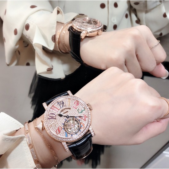 实拍 新品上市 法兰克穆勒 FRANCK MULLER 完美无瑕的设计,FM陀飞轮腕表震撼上市。腕表采用镂空式布局设计。机芯全貌一目了然,将复杂和神秘的陀飞轮装置完美显现。【重点介绍】采用精准稳定的海鸥陀飞轮手动机芯。丰满的机械感,。不仅将陀飞轮的机械美体现恰当,更是将她的神秘一览无遗的完美展示。【精彩细节】360度无死角镜面抛光,完美表达陀飞轮腕表高端大方的气质。意大利小牛皮表带,材质柔软,佩戴透气舒适,完美还原正品感觉。TW出品FM---GIGA陀飞轮,给您带来不一样的奢华体验! 实拍 新品上市 法兰克穆勒 FRANCK MULLER 完美无瑕的设计,FM陀飞轮腕表震撼上市。腕表采用镂空式布局设计。机芯全貌一目了然,将复杂和神秘的陀飞轮装置完美显现。【重点介绍】采用精准稳定的海鸥陀飞轮手动机芯。丰满的机械感,。不仅将陀飞轮的机械美体现恰当,更是将她的神秘一览无遗的完美展示。【精彩细节】360度无死角镜面抛光,完美表达陀飞轮腕表高端大方的气质。意大利小牛皮表带,材质柔软,佩戴透气舒适,完美还原正品感觉。TW出品FM---GIGA陀飞轮,给您带来不一样的奢华体验!