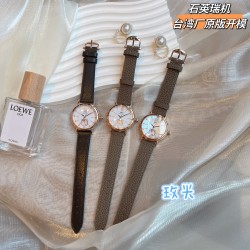✨✨IWC万国柏涛菲诺女表 ——昼夜与星辰✨✨，一昼一夜一更替!♥️♥️♥️日月为你转动，把星辰赠予你❤️❤️❤️昼夜显示腕表具有的象征意义，代表着时间的流逝和自然的更迭，日月星辰随时间变化，如太阳随着一天的日出逐渐升起，月亮和星星轮流出现在表盘中，展现腕表的精致和优雅所带有的浪漫色彩，让我们感受到时间的魅力和自然的力量！腕表精致简约，风格百搭，34mm的尺寸更显利落别致，精致美观，也更适合女神的纤细手腕佩戴!内部搭载石英瑞士机芯，蓝宝石玻璃，表带搭配快拆系统！