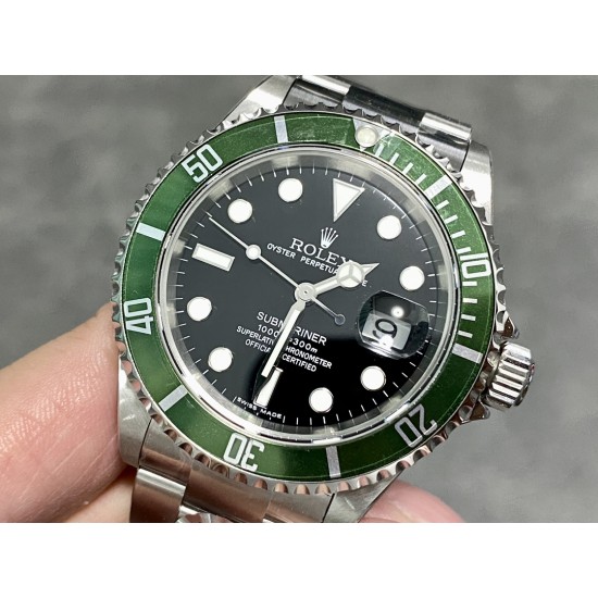 ARROLEX超强904钢复古水鬼SUB"16610"系列。表壳表带表扣均为AR专用订制,顶级芬兰进口904钢材铸造而成! 震撼技术特点1⃣️:复古水鬼的铝合金圈口与正品一致,都是散件套瘪,冲压而成,正品绿圈因年代和版本,有区分平头40和尖头40,圈口绿色也有区分!AR在此处复刻,力求与原装一致并可与原装互换。2⃣️:全新的实心秒轴设计3⃣️:表壳表带的打磨和表扣内外侧的处理都为市面最强做工 4️⃣圈口三角位夜光珠重新升级,珠形更饱满圆润!5⃣️搭载全新3135自动型机芯 ARROLEX超强904钢复古水鬼SUB"16610"系列。表壳表带表扣均为AR专用订制,顶级芬兰进口904钢材铸造而成! 震撼技术特点1⃣️:复古水鬼的铝合金圈口与正品一致,都是散件套瘪,冲压而成,正品绿圈因年代和版本,有区分平头40和尖头40,圈口绿色也有区分!AR在此处复刻,力求与原装一致并可与原装互换。2⃣️:全新的实心秒轴设计3⃣️:表壳表带的打磨和表扣内外侧的处理都为市面最强做工 4️⃣圈口三角位夜光珠重新升级,珠形更饱满圆润!5⃣️搭载全新3135自动型机芯