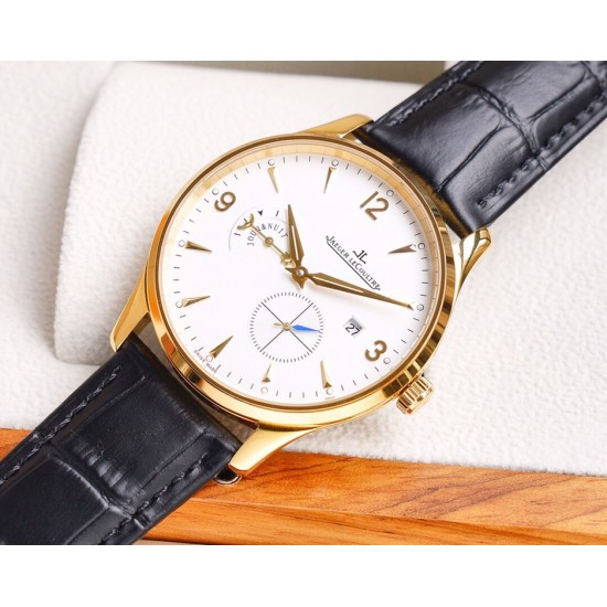 积家 Jaeger-leCoultre Master Ultra Thin 24 times 积家超薄日夜大师系列42mm腕表,日夜显示及3位日历显示令表盘尽显活力,5位跳动的小秒针宛如一幕和谐美妙的腕上芭蕾。透过玻璃底盖,机芯运行一目了然。 积家 Jaeger-leCoultre Master Ultra Thin 24 times 积家超薄日夜大师系列42mm腕表,日夜显示及3位日历显示令表盘尽显活力,5位跳动的小秒针宛如一幕和谐美妙的腕上芭蕾。透过玻璃底盖,机芯运行一目了然。