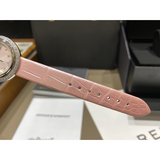 全网女生听我的!买它…❤️。 伯爵“时来运转”顶级奢侈品入门款第一眼看到它的时候我一眼就中,首先是外观设计足够百搭,旋转式表圈可自由转动,外层一圈可来回转动 很有寓意、一起“转动,遇见非凡”。百搭中号34尺寸!上手很秀气,彩色鳄鱼皮可轻松拆卸 看上去就高端,机芯采用瑞士进口石英机芯,螺旋式表圈316L精钢打磨抛光 表面光亮如镜、表盘内圈钻石刻度 11颗⭕️圆形美钻、外圈42颗圆形美钻 全网女生听我的!买它…❤️。 伯爵“时来运转”顶级奢侈品入门款第一眼看到它的时候我一眼就中,首先是外观设计足够百搭,旋转式表圈可自由转动,外层一圈可来回转动 很有寓意、一起“转动,遇见非凡”。百搭中号34尺寸!上手很秀气,彩色鳄鱼皮可轻松拆卸 看上去就高端,机芯采用瑞士进口石英机芯,螺旋式表圈316L精钢打磨抛光 表面光亮如镜、表盘内圈钻石刻度 11颗⭕️圆形美钻、外圈42颗圆形美钻