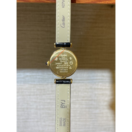 鳄鱼皮新品发布 奢华版满天星镶钻表盘卡地亚小旋风must de小金表vintage中古断货王，性价比高闭眼入。神仙颜值美绝trinity，小孩子才做选择，成年人都是all in![色]表径24mm，超薄厚度5.8mm，搭载瑞士石英机芯，罗马刻度奶油盘，简洁大两针，后镶天然美钻搭配鳄鱼皮表带更奢华超级闪。可仙可盐可甜，精致优雅上手绝美。时尚是一个经典的轮回～说不定今年的复古风，你就是走得最驾轻就熟的一个。推荐指数：⭐⭐⭐⭐⭐