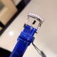 实拍 萧邦新款不断 重点推荐 重磅来袭 LHEUR DU DIAMANT珠宝镶系列,全套精钢镂空打造,光滑精致无暇,采用最新手法三爪镶石工艺,与原装正品一致,尺寸及细节完美至无可挑剔,整表美轮美奂由你任意搭配出行或各种宴会派对,该款专用进口机械机芯,整机保持原状态无改动,稳定性众所周知!表扣饱满不显臃肿,七颗钻石及整个表扣呈现的弧度与镂空的鸟巢壳身完美绝配,搭配之对应效果令你无可挑剔,表带制作精良,狠下本钱采用进口高光牛皮 一点也不逊于市场的一般鳄鱼皮。 实拍 萧邦新款不断 重点推荐 重磅来袭 LHEUR DU DIAMANT珠宝镶系列,全套精钢镂空打造,光滑精致无暇,采用最新手法三爪镶石工艺,与原装正品一致,尺寸及细节完美至无可挑剔,整表美轮美奂由你任意搭配出行或各种宴会派对,该款专用进口机械机芯,整机保持原状态无改动,稳定性众所周知!表扣饱满不显臃肿,七颗钻石及整个表扣呈现的弧度与镂空的鸟巢壳身完美绝配,搭配之对应效果令你无可挑剔,表带制作精良,狠下本钱采用进口高光牛皮 一点也不逊于市场的一般鳄鱼皮。