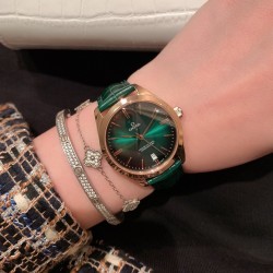 ★实拍 欧米茄-OMEGA 欧米茄碟飞名典系列 女士腕表 欧米茄名典腕表诞生于1949年，其纤薄而典雅的金质表壳别具一格，内部搭载的超薄机芯极具传奇色彩。渐变色弧面表盘，搭配抛光18K金指针，6点位设置有日历窗口，34mm玫瑰金表壳配以多色双面意大利牛皮表带。低调的奢华，简约而不简单.