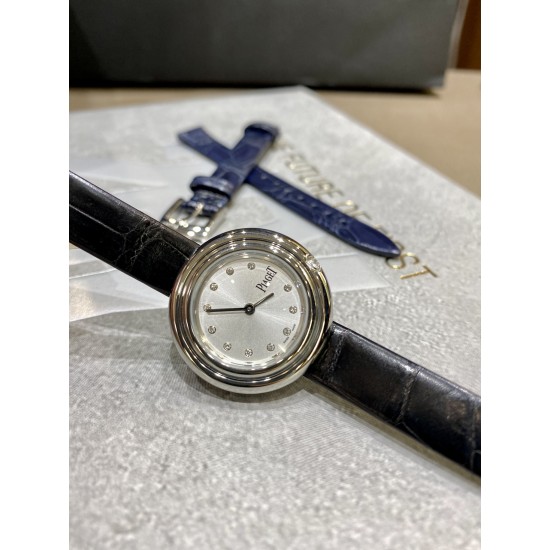 全网女生听我的!买它…❤️。 伯爵“时来运转”顶级奢侈品入门款精致的 29mm尺寸大小!第一眼看到它的时候我一眼就中,首先是外观设计足够百搭,➕上外层一圈可来回转动 很有寓意、一起“转动,遇见非凡”。上手很秀气,彩色鳄鱼皮可轻松拆卸 看上去就高端,机芯采用瑞士进口石英机芯,螺旋式表圈316L精钢打磨抛光 表面光亮如镜、表盘内圈钻石刻度 11颗⭕️圆形美钻(约0.07克拉)外圈一颗圆形美钻(约0.05克拉) 全网女生听我的!买它…❤️。 伯爵“时来运转”顶级奢侈品入门款精致的 29mm尺寸大小!第一眼看到它的时候我一眼就中,首先是外观设计足够百搭,➕上外层一圈可来回转动 很有寓意、一起“转动,遇见非凡”。上手很秀气,彩色鳄鱼皮可轻松拆卸 看上去就高端,机芯采用瑞士进口石英机芯,螺旋式表圈316L精钢打磨抛光 表面光亮如镜、表盘内圈钻石刻度 11颗⭕️圆形美钻(约0.07克拉)外圈一颗圆形美钻(约0.05克拉)