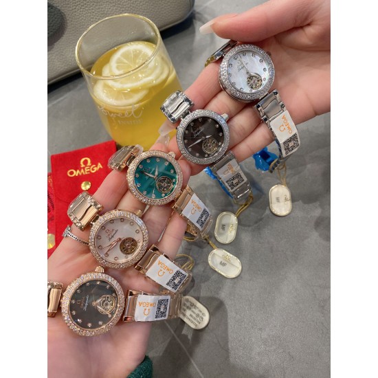 全新欧米茄Ladymatic系列陀飞轮升级版闪亮登场✨‼️采用天然珍珠贝母飞轮表盘、以简约大方的外形备受现代女性青睐。搭配全自动机械机芯,走时稳定,拱形蓝宝石镜面,316L精钢材质,完美演绎。多色进口意大利鳄鱼纹路真牛皮表带和316精钢表带可供选择!绝对是女装机械表里的天花板尺寸35mm12mm 全新欧米茄Ladymatic系列陀飞轮升级版闪亮登场✨‼️采用天然珍珠贝母飞轮表盘、以简约大方的外形备受现代女性青睐。搭配全自动机械机芯,走时稳定,拱形蓝宝石镜面,316L精钢材质,完美演绎。多色进口意大利鳄鱼纹路真牛皮表带和316精钢表带可供选择!绝对是女装机械表里的天花板尺寸35mm12mm