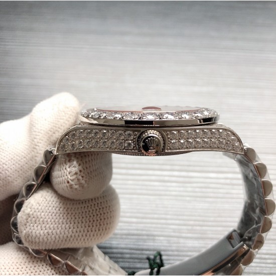 劳力士ROLEX R40 SF Factory 新款Oyster Perpetual Pearlmaster 39(蚝式恒动Pearlmaster 39)腕表,堪为宝石镶嵌腕表系列之瑰宝。 永恒黄金腕表镶嵌最珍稀的钻石,充分展现劳力士在宝石镶嵌方面的非凡技艺。品牌:Rolex劳力士系列:蚝式恒动腕表机芯:全自动机械表带:镶钻精钢表链尺寸:43.5 x 13mm材料:316精钢+蓝宝石玻璃 三杰精致推荐男士机械腕表 SJ为你精心打造超真实实物图拍摄 劳力士ROLEX R40 SF Factory 新款Oyster Perpetual Pearlmaster 39(蚝式恒动Pearlmaster 39)腕表,堪为宝石镶嵌腕表系列之瑰宝。 永恒黄金腕表镶嵌最珍稀的钻石,充分展现劳力士在宝石镶嵌方面的非凡技艺。品牌:Rolex劳力士系列:蚝式恒动腕表机芯:全自动机械表带:镶钻精钢表链尺寸:43.5 x 13mm材料:316精钢+蓝宝石玻璃 三杰精致推荐男士机械腕表 SJ为你精心打造超真实实物图拍摄