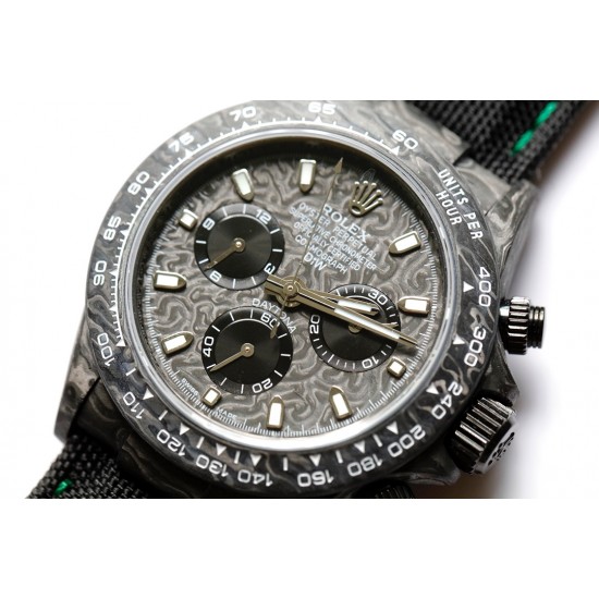 劳力士Rolex Daytona全碳纤维宇宙计时迪通拿横空出世 这款获得瑞士天文台认证的首款全碳纤迪通拿搭载全自动计时7750机械机芯 均调校测试 表盘配蜗形小秒针盘 蓝宝石抗刮损水晶镜面 碳纤维字面 完美复刻 原装同步魔术贴帆布带/橡树胶带 原装扣 更加柔软舒适 方便佩戴 爱不释手的劳力士迪通拿 品不完的一劳永逸!!! 劳力士Rolex Daytona全碳纤维宇宙计时迪通拿横空出世 这款获得瑞士天文台认证的首款全碳纤迪通拿搭载全自动计时7750机械机芯 均调校测试 表盘配蜗形小秒针盘 蓝宝石抗刮损水晶镜面 碳纤维字面 完美复刻 原装同步魔术贴帆布带/橡树胶带 原装扣 更加柔软舒适 方便佩戴 爱不释手的劳力士迪通拿 品不完的一劳永逸!!!