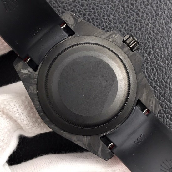 劳力士Rolex Daytona翡翠夜光全碳纤维GMT横空出世 这款获得天文台认证的首款全碳纤维GMT搭载2836全自动机械 蓝宝石抗刮损水晶镜面 碳纤维字面 完美复刻 原装同步橡树胶带 原装扣 更加柔软舒适 方便佩戴 爱不释手的劳力士GMT 品不完的一劳永逸!!! 劳力士Rolex Daytona翡翠夜光全碳纤维GMT横空出世 这款获得天文台认证的首款全碳纤维GMT搭载2836全自动机械 蓝宝石抗刮损水晶镜面 碳纤维字面 完美复刻 原装同步橡树胶带 原装扣 更加柔软舒适 方便佩戴 爱不释手的劳力士GMT 品不完的一劳永逸!!!