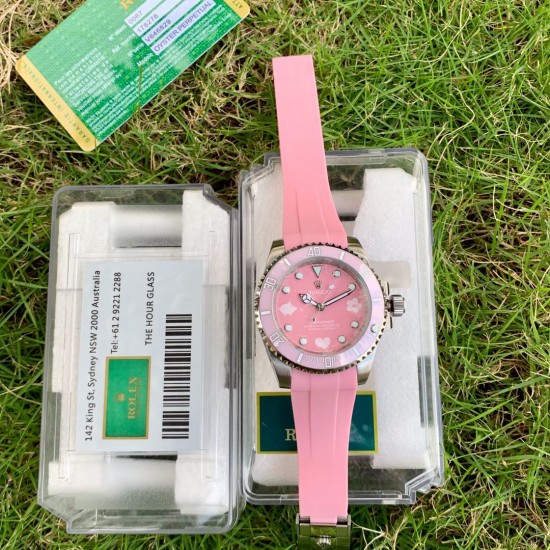 火爆款劳力士-ROLEX‼️粉水鬼限量版粉色小猪佩奇款 进口机芯 316L精钢表壳 蓝宝石玻璃镜面 直径38mm厚10mm 该款腕表备受女性喜爱,在不同的场合映耀着她们各自的独特个性与迷人风华 火爆款劳力士-ROLEX‼️粉水鬼限量版粉色小猪佩奇款 进口机芯 316L精钢表壳 蓝宝石玻璃镜面 直径38mm厚10mm 该款腕表备受女性喜爱,在不同的场合映耀着她们各自的独特个性与迷人风华