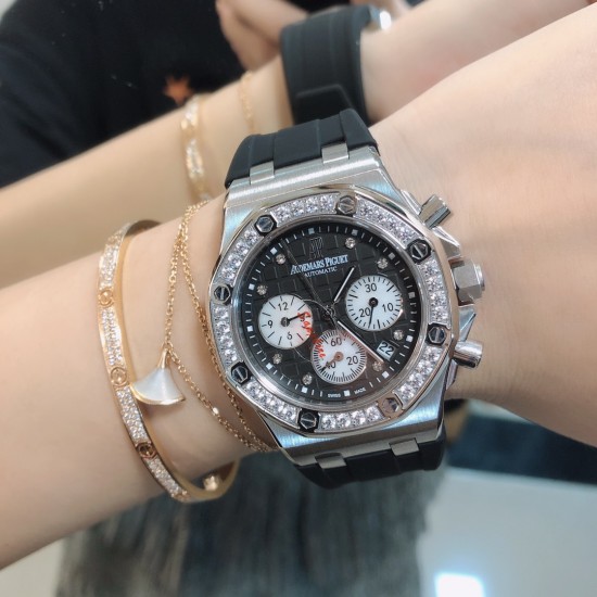 实拍 新推出数字面 钻面 A.P-爱彼皇家橡树离岸型系列超酷炫女装 色彩缤纷搭配 六针计时进口石英机芯 蓝宝石防刮玻璃 316精钢壳套 进口橡胶带 爱彼女款中的最佳经典。 实拍 新推出数字面 钻面 A.P-爱彼皇家橡树离岸型系列超酷炫女装 色彩缤纷搭配 六针计时进口石英机芯 蓝宝石防刮玻璃 316精钢壳套 进口橡胶带 爱彼女款中的最佳经典。