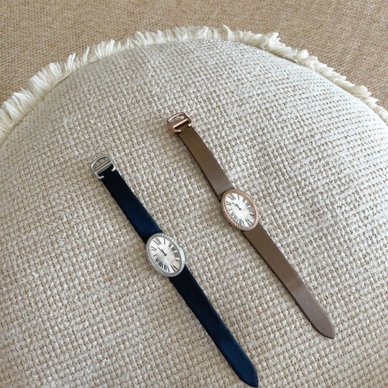 Baignoire de Cartier / oval shape / rosegold with diamonds Width 28mm . length 39mm 卡地亚创新与复古撞击的审美 / Baignoire腕表卡地亚浴缸系列,法式优雅的椭圆形设计搭配柔软绢丝表带,便捷式折叠表扣,略微弯曲的表壳完美贴合手腕曲线,配载瑞士石英机芯,淬火钢蓝剑形指针,耐磨损镜面,宽度28mm ,长度39mm Baignoire de Cartier / oval shape / rosegold with diamonds Width 28mm . length 39mm 卡地亚创新与复古撞击的审美 / Baignoire腕表卡地亚浴缸系列,法式优雅的椭圆形设计搭配柔软绢丝表带,便捷式折叠表扣,略微弯曲的表壳完美贴合手腕曲线,配载瑞士石英机芯,淬火钢蓝剑形指针,耐磨损镜面,宽度28mm ,长度39mm