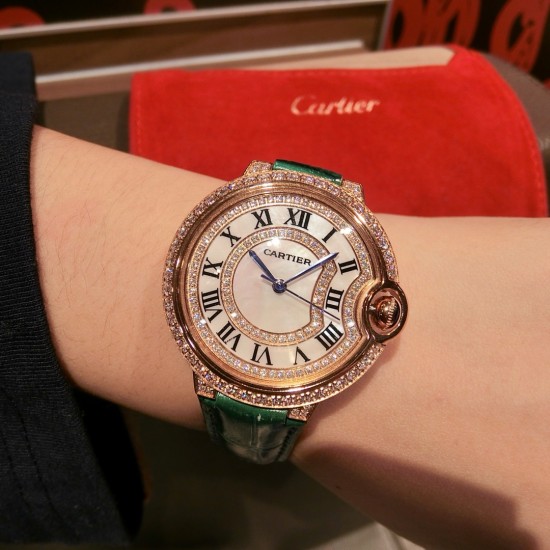 高品质, Ballon Bleu de Cartier卡地亚蓝气球腕表奢华系列,百搭尺寸36mm,简约又别具品味,搭配进口意大利鳄鱼纹小牛皮制作摒弃了现代盛行的繁复华丽的修饰,以简约重新诠释唯美,打造独家高品质,采用斯华洛水晶钻石制作出表盘 优雅精致高贵气质尽显无漏 高品质, Ballon Bleu de Cartier卡地亚蓝气球腕表奢华系列,百搭尺寸36mm,简约又别具品味,搭配进口意大利鳄鱼纹小牛皮制作摒弃了现代盛行的繁复华丽的修饰,以简约重新诠释唯美,打造独家高品质,采用斯华洛水晶钻石制作出表盘 优雅精致高贵气质尽显无漏