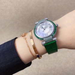 ★实拍 萧邦 CHOPARD IMPERIALE 系列腕表。独特风格带您走进一个新阶段并且成功塑造了崇尚自我表达和与众不同的生活化概念，316精钢材质，此表款全手工镶嵌施华洛世奇水晶钻，成为了美式奢侈生活风格的代表！进口石英机芯以及精细做工，佩戴贴手舒适，设计风格简约明朗。充满奢华璀璨的气息，光彩夺人、让你瞬间提升华丽的气质 ！